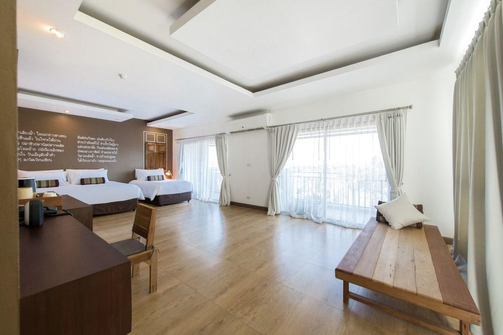 Blu Monkey Brown House Hotel
