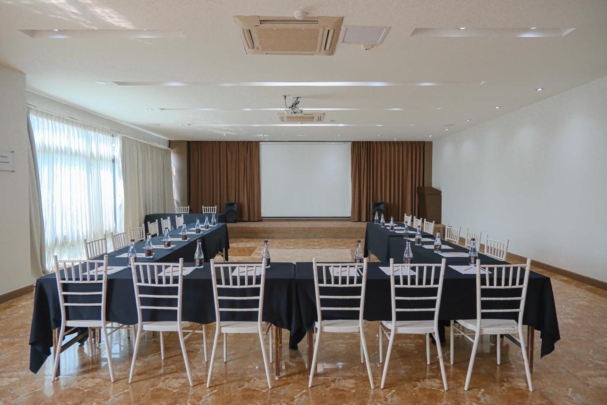 โรงแรม บราวน์ เฮาส์ โฮเทล