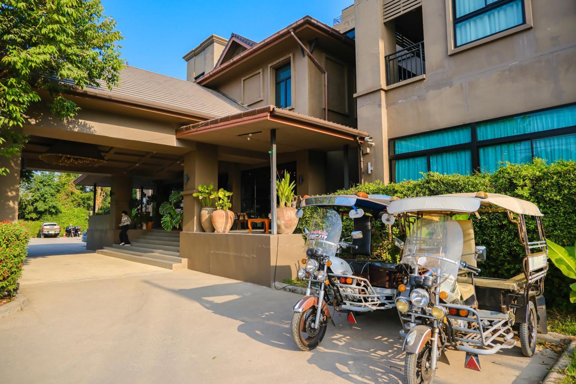 โรงแรม บราวน์ เฮาส์ โฮเทล